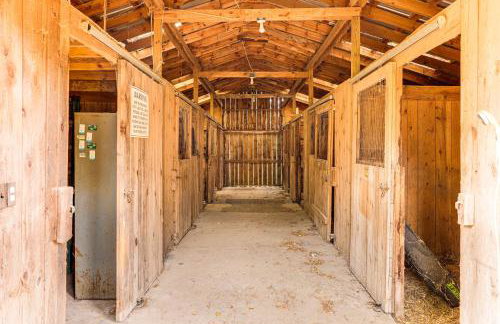 Spacious Log Home with 13 Acres, Ponds and Fire Pit! - Foto 42