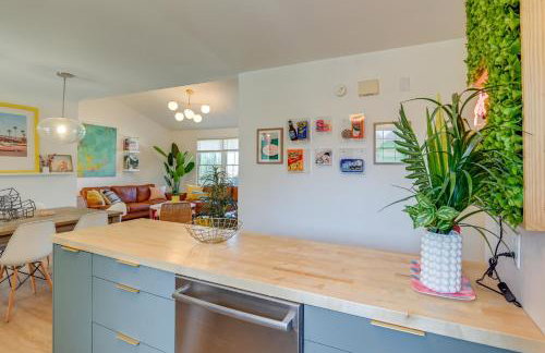 Family Home with Furnished Deck in Fairview! - Foto 10