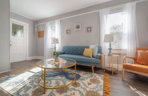 Serene Beachy Bungalow with Large Screened Porch! - Foto 8