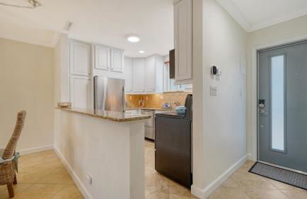 Walkable to Beach, Restaurants, Entertainment! - Photo 11