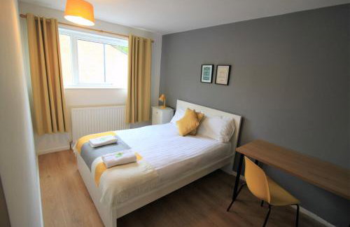 H21 -3 bed Close to Town Drive Parking 2 toilets Contractor Digs - Photo 5