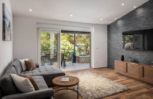 Villa Mala Smišna Poolside Paradise by the Sea - Photo 3