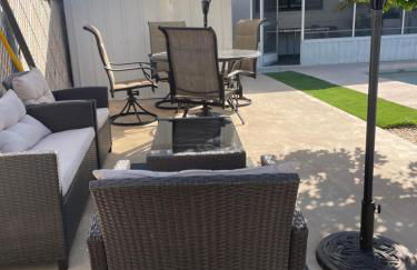 Cozy Home with Sparkling Pool/Pet Friendly - Photo 28