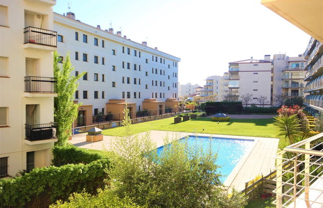 Beachfront Apartment in Roses - Photo 1