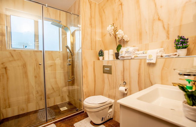Lux Suites Hayana Palm Apartments - Photo 19