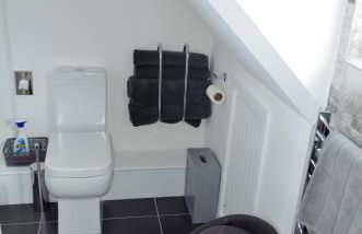 THE HIDEAWAY - LUXURY SELF CATERING COASTAL APARTMENT with PRIVATE ENTRANCE & KEY BOX ENTRY JUST A FEW MINUTES WALK TO THE BEACH, SOLENT WAY WALK, SHOPS and many EATERIES & BARS - FREE OFF ROAD PARKING,FULL KITCHEN, LOUNGE,BEDROOM , BATHROOM & WI-FI - Foto 47