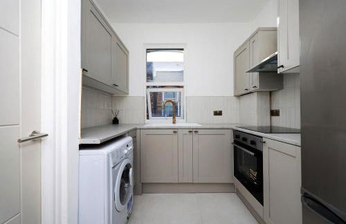 Newly refurbished 2 br apartment with a beautiful garden - Foto 51