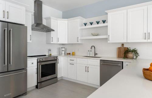 Oceanfront Oasis BBQ Patio, Free Dock, Pool and Secret Speakeasy - Foto 27