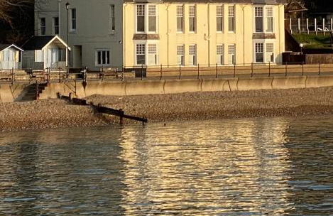 Promenade Apartment with own Beach Hut - Photo 32