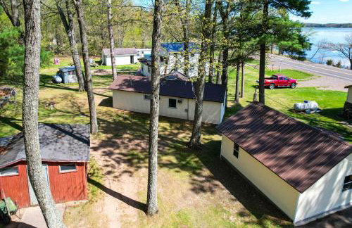 Stone Lake Cabin with Private Deck and Fire Pit! - Foto 22