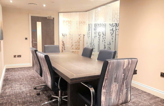 Stylish 2 Bed 2 Bath Apt in BMH City Centre - Photo 16