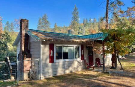 Red Door Cottage Fireplace bbq 12 mi to Yosemite - Photo 20