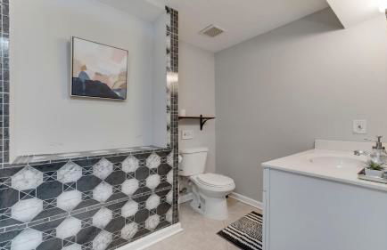 Stylish 3BR 3BA Colonial House by CozySuites - Foto 21