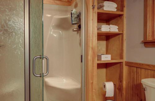 Adirondack Retreat with Heated Pool and Scenic Views! - Foto 19