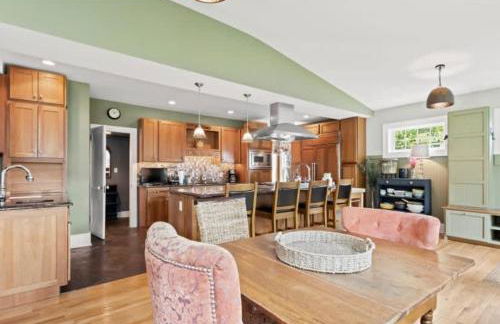 Majestic Family Home in Saratoga New York - Photo 9