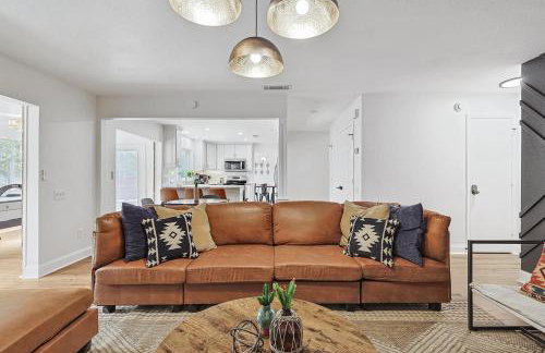 5BR w Backyard Paradise Pool Cinema Games - Foto 10