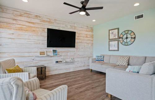 Steps to the Beach | Tiki Bar Fun | Epic Bay Views | Sleeps 8 - Foto 9