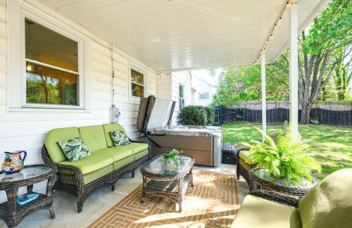 Colorful Roanoke Vacation Rental with Hot Tub! - Foto 1