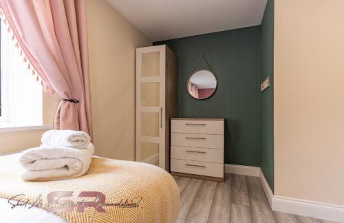 4-BR Hayes Home, Guests 8 - Ideal for Long term stays, Fast unlimited Wi-Fi - Foto 20