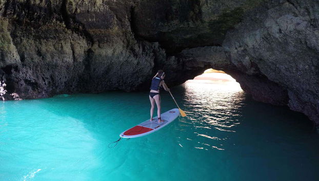 Remando pelas grutas