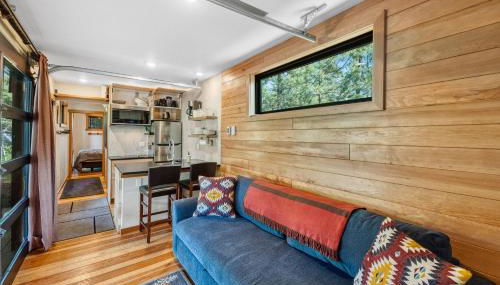 Two Pines - Unique container home w/hot tub - Downtown - Trailer Parking - Pet friendly - Foto 5