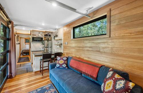 Two Pines - Unique container home w/hot tub - Downtown - Trailer Parking - Pet friendly - Foto 5