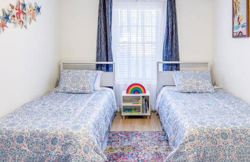 Modern and Comfy-2BR 2BA with pool access - ground floor, Near Outlets & Beaches - Foto 28