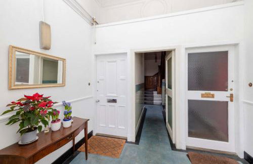 JOIVY Spacious 2-Bedroom Ground Floor Flat - Foto 70