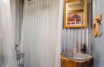 Hillbilly Chic Tiny House Near Nashville with WiFi, Kitchenette, Fire Pit & Trails - Foto 14