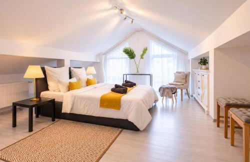 Gelbe Koffer - Stillvolle Design-Maisonette Heiligenwald OT Schiffweiler - bis 6 Pers - Wald & See nah - Foto 1