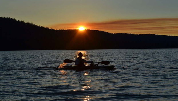 In kayak al tramonto