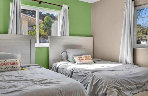 Four Bed Home with Pool Game Room Bar Near Beach - Foto 55