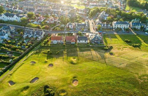 Stunning Central Villa by Golf Course & Beach - Foto 7