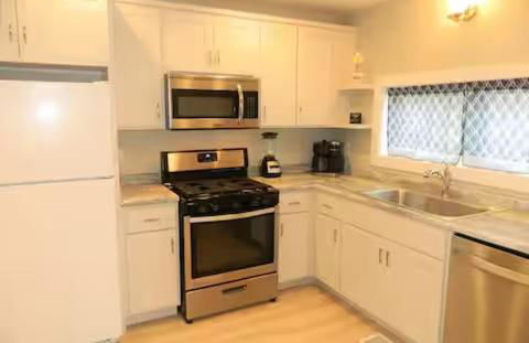 Short Walk to Campus - Photo 7