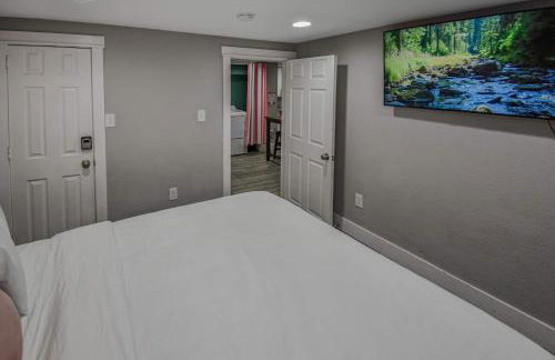 3 bed home with huge yard near Hidden Lake - Foto 35