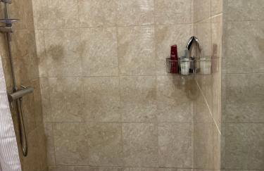 Cottage in Nuneaton - Sleeps 2 - Parking - Garden - Foto 6