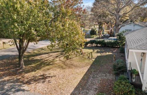 Chic Modern Cottage Near Downtown and Beaches Family - Photo 29