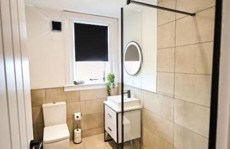 Modern 3 Bedroom Apartment - Photo 3