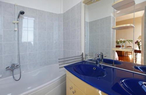 PALMERAIE - Magnifique appartement d'époque avec Vue Mer 4 personnes avec terrasse Le Port Nice - Photo 22