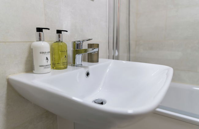 Stay Near Heathrow! Pristine, Convenient & Only 5 Mins to the Terminals - Photo 9