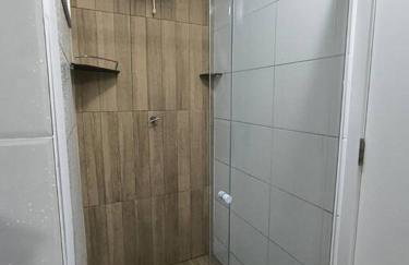 Apto Inteiro - Com roupa de cama e banho - Elevador - Garagem - Wi-fi - Vista Mar de todas as janelas e varanda - Foto 23