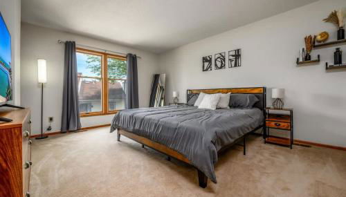 Quiet 2-Bedroom Condo with Garage and Fast Wi-Fi - Foto 4