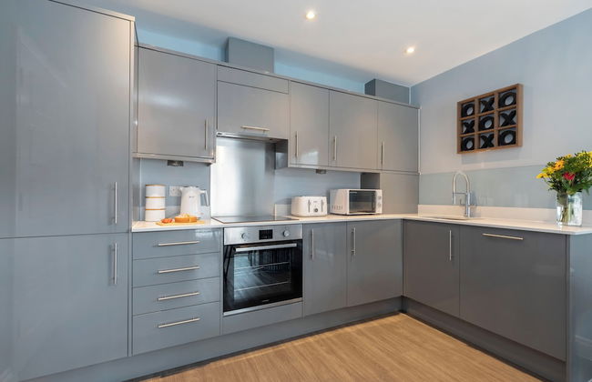 Beautiful 2 Bedroom Apartment With Parking in The Docks - Photo 9