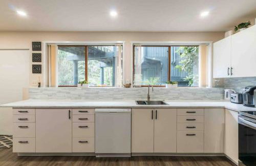 Adorable new studio with free parking and WiFi - Foto 3