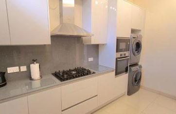 London Luxury 3 bedroom flat, 2 bathrooms, Living Room, free parking, 4 mins to station, garden - Foto 44