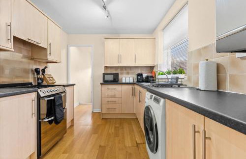 3 Bedrooms Elegant Homely House, Sleeps 6 Comfortably with 4 Double Beds, Newcastle, Free Street Parking, Business Travellers, Contractors, & Holiday Goers, Near all Major Transport Links in Newcastle & City Centre - Foto 20