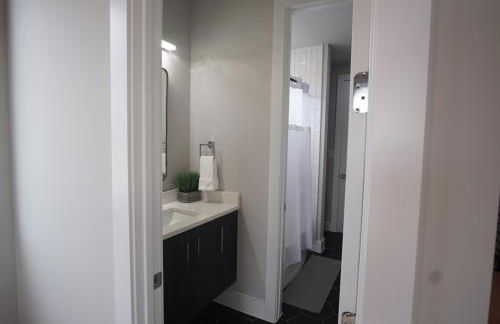 Spacious 4BR Home, 2 min to Market Center DART, Near Uptown, Medical District, Oak Lawn - Foto 11