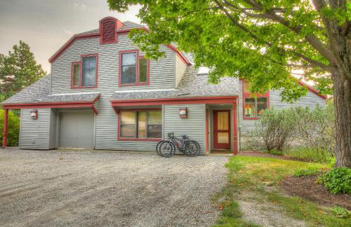 Stratton Mountain Condo with a Hot Tub! Sleeps 12! - Photo 23