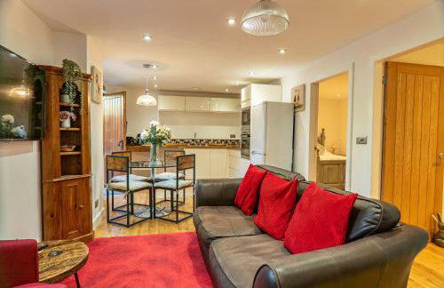 Pine cottage with private hot tub - Photo 11