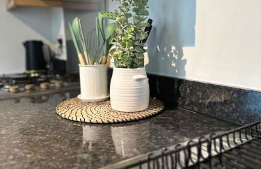 Modern 2 Bedroom Ground Floor Apartment near city centre - Photo 39